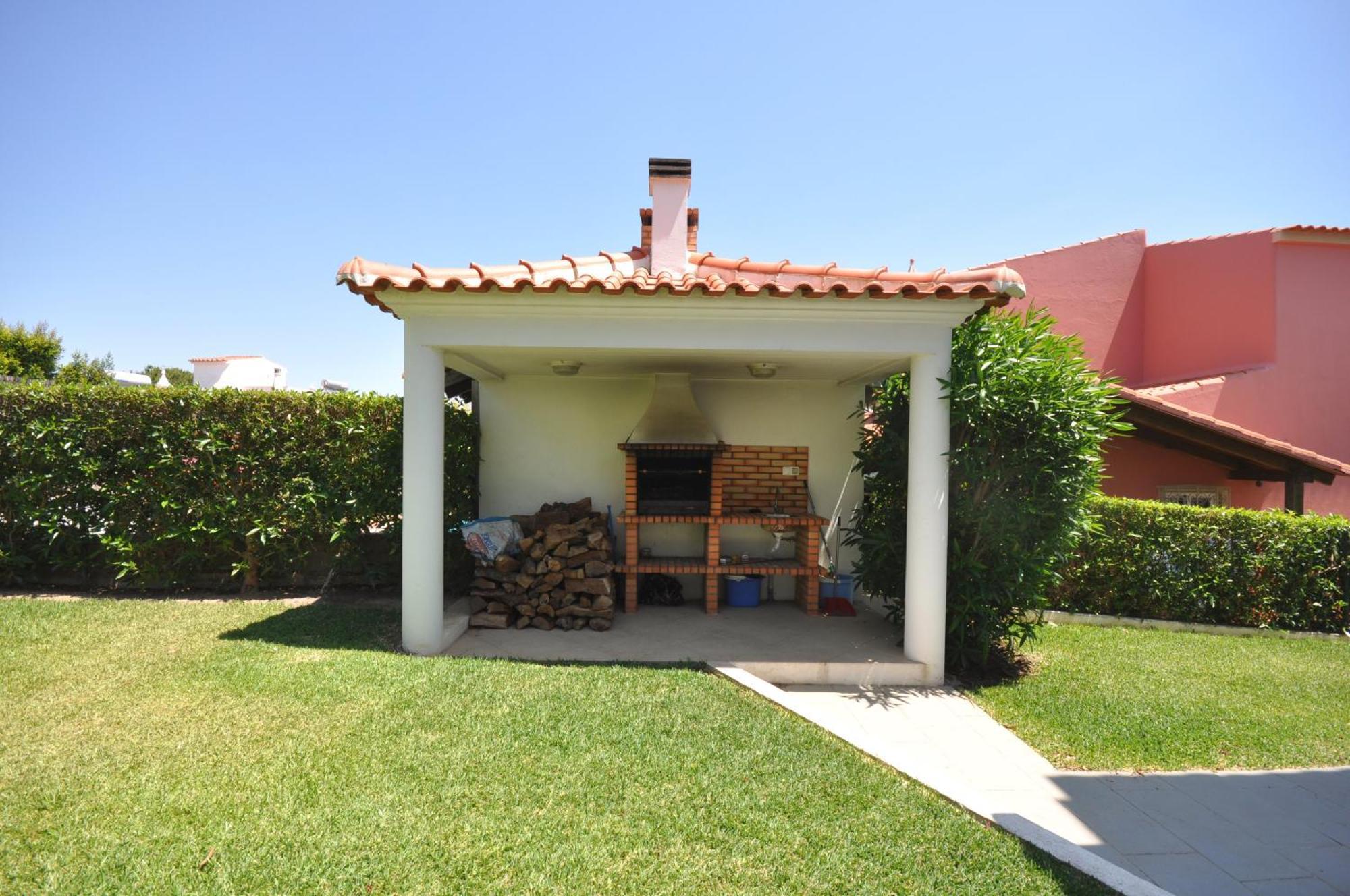 Well-Appointed Villa Is Situated In The Popular Resort Of Vilamoura Quarteira Exterior foto